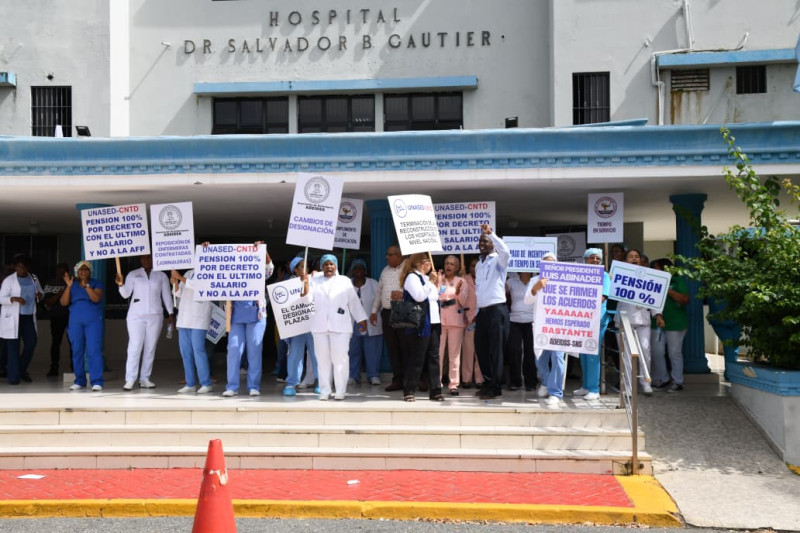 Las enfermeras paran sus labores en demanda de que el Gobierno cumpla con acuerdos firmados